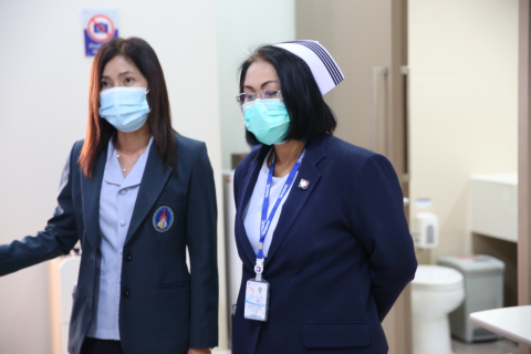คุณเหรียญทอง วงษ์สุดตา ผู้อำนวยการฝ่ายการพยาบาล